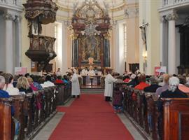 Svatou Zdislavu uctily stovky poutníků